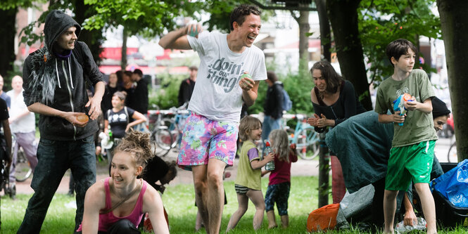 Menschen bei einer wasserschlacht