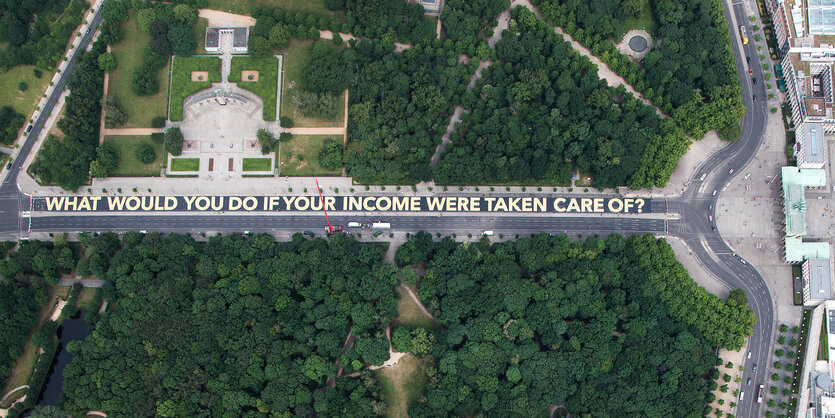 Auf einer Straße steht "What Would Yo Do If Your Income Were Taken Care of?"