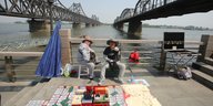 Chinesische Händler am Yalu-Fluss