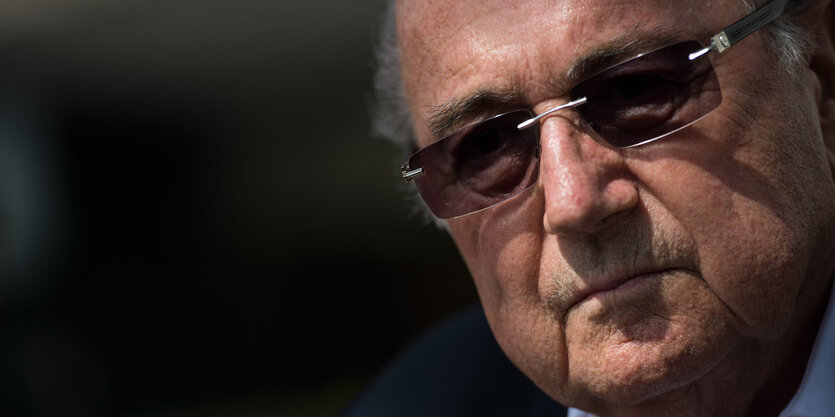 Joseph Blatter vor schwarzem Hintergrund