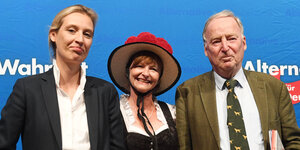 AfD-Spitzenkandidaten Alice Weidel und Alexander Gauland mit einer Frau mit Hut