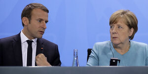 Emmanuel Macron (re.) und Angela Merkel