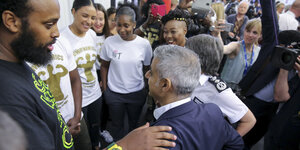 Bürgermeister und Polizeichefin werden von jungen Leuten begrüßt