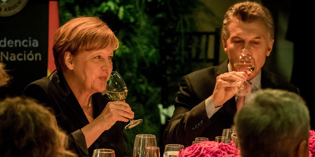 Angela Merkel und Mauricio Macri trinken Wein