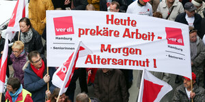 Transparente, darunter eines mit der Aufschrift "Heute prekäre Arbeit - Morgen Altersarmut" bei einer Demonstratiom am 01.05.2015 in Hamburg