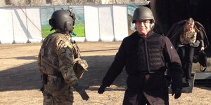 Innenminister de Mazière mit Helm in Afghanistan