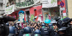 Blockierer und Polizisten vor der Friedel 54