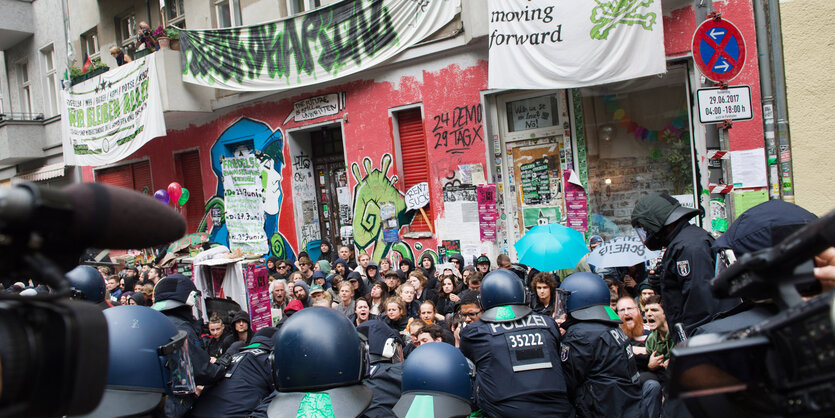 Blockierer und Polizisten vor der Friedel 54