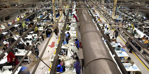 EIne Textilfabrik in Bangladesh, viele Arbeiter von oben fotografiert