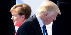 Bundeskanzlerin Angela Merkel und US-Präsident Donald Trump blicken in entgegengesetzte Richtungen