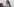 Eine Frau schräg von der Seite fotografiert