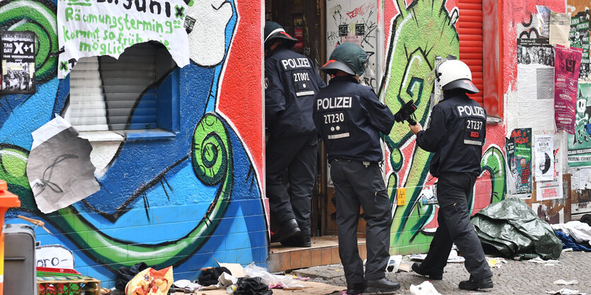 Polizisten im Eingang der Friedel 54