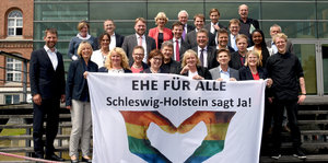 Kieler Abgeordnete mit Plakat "Ehe für alle"