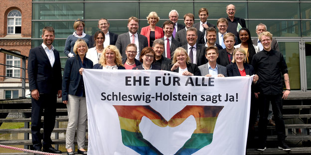 Kieler Abgeordnete mit Plakat "Ehe für alle"