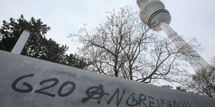 Betonwand, auf die gesprüht ist: "G20 angreifen!!!"