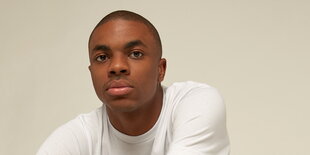 VinceStaples steht vor grauem Hintergrund