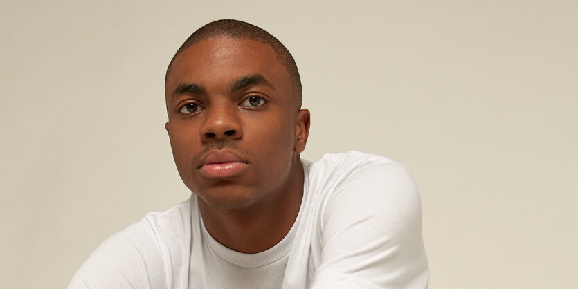 VinceStaples steht vor grauem Hintergrund