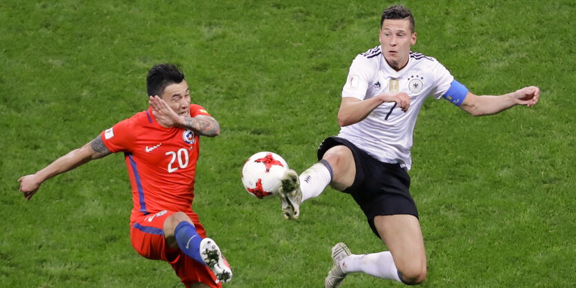 zwei Fußballer im Duell um den Ball