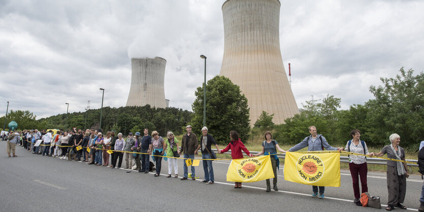 Menschen vor dem Atomkraftwerk Tihange