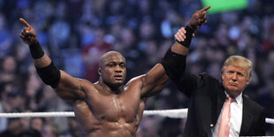 Donald Trump hebt den Arm des Wrestlers Bobby Lashley in die Höhe