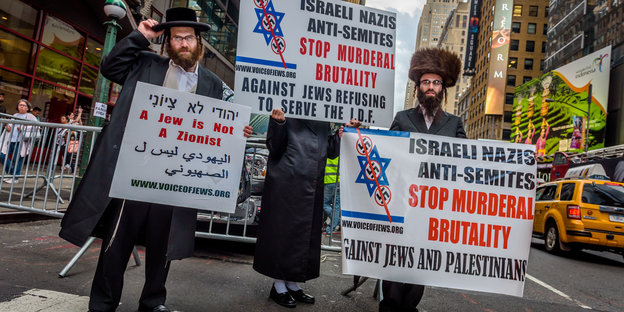 Ultraorthodoxe Juden mit Plakaten gegen Israel