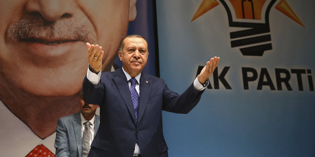 Recep Tayyip Erdogan hebt fordernd die Hände auf einer Wahlkampfveranstaltung seiner Partei