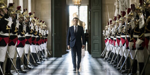 Der französische Präsident Emmanuel Macron kommt am 03.07.2017 im Schloss Versailes in Versailles (Frankreich) anlässlich einer Rede vor beiden Kammern des französischen Parlaments an.