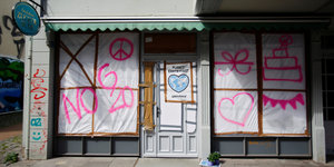 Ein Laden in Hamburg ist verbarrikadiert. Auf den Fenstern steht "No G20"