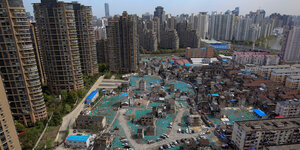 Die Altstadt von Shanghai. Moderne Hochhäuser stehen neben verfallenen Hütten