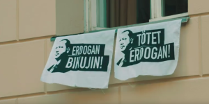 Plakat auf dem steht Tötet Erdogan