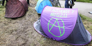 Drei Zelte, eines trägt die Aufschrift "No authority, no G20" - "Keine Autorität, kein G20" - "Keine
