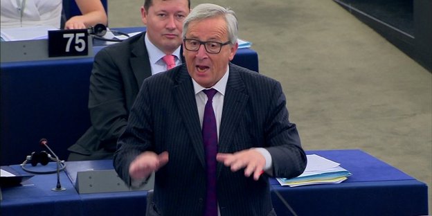 Juncker im Parlament, gestikulierend