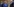 Eine Frau guckt einen Mann entgeistert an, während hinter ihr zwei andere Männer stehen
