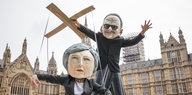 Eine Rupert Murdoch Figur hält eine Marionette von Theresa May