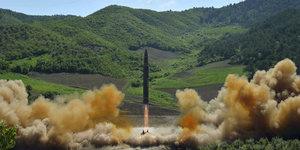Ein Foto der Nordkoreanischen Regierungsagentur. Es soll den Start einer Interkontinentalrakete vom Typ Hwasong-14 zeigen.