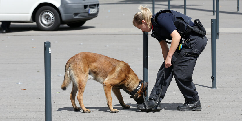 Polizistin mit Spürhund vor den Hamburger Messehallen