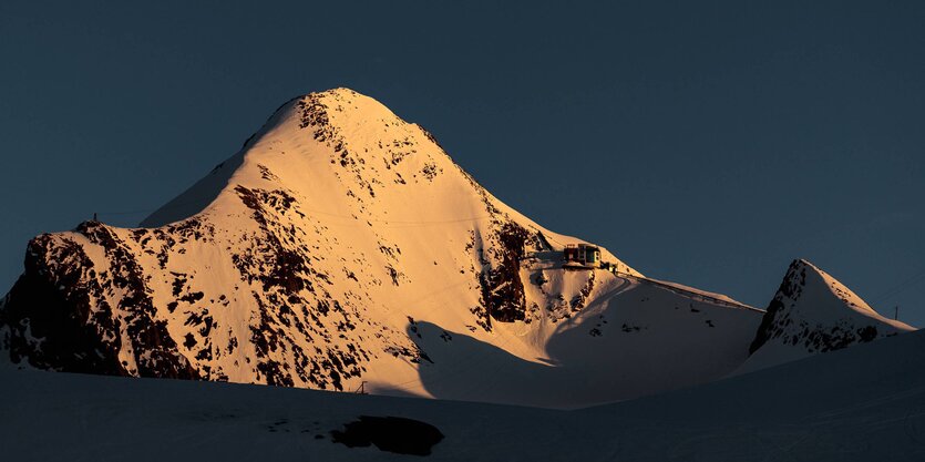 Ein mit Eis bedeckter Berggipfel