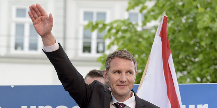 Björn Höcke hebt seinen Arm