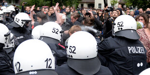 Polizei räumt ein NoG20-Camp in Altona und setzt Pfefferspray ein.