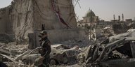 Ein irakischer Soldat steht in den Ruinen der Al-Nuri-Moschee in Mossul