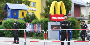 Die McDonald's-Filiale am Münchner Olympia-Einkaufszentrum, davor stehen Polizisten