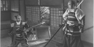 In einem japanischen Innenraum begegnen sich zwei Kämpfer.