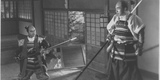 In einem japanischen Innenraum begegnen sich zwei Kämpfer.