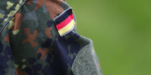 Eine Armeejacke der Bundeswehr mit dem Symbol der Deutschlandfahne auf einer Schulter