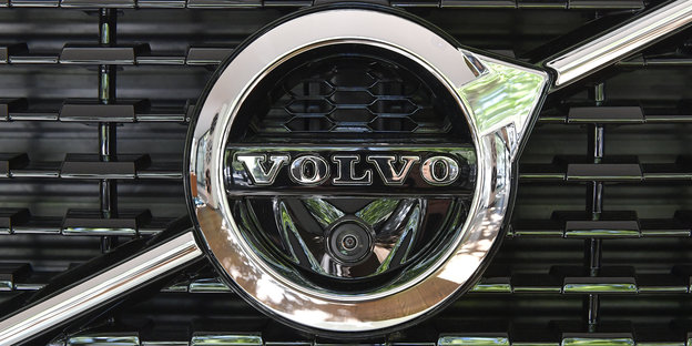 Ein Volvo-Logo an einem Auto