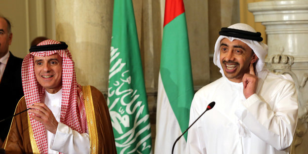 Der saudische Außenminister Adel al-Jubeir und sein Kollege von den Vereinigten Arabischen Emiraten, Abdullah bin Zayed al-Nahyan, stehen breit lächelnd nebeneinander