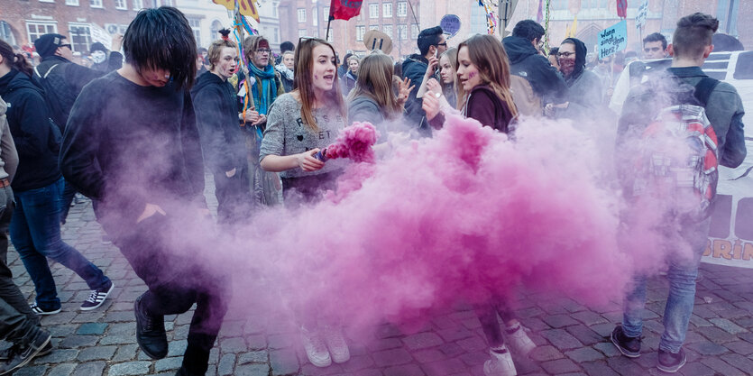 Demonstrantinnen im bunten Nebel