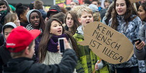 Junge Menschen bei einer Demonstration