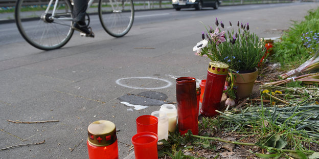 Bild von dem Ort, an dem eine Radfahrerin im April 2015 nach einem illegalen Autorennen in Köln verstarb