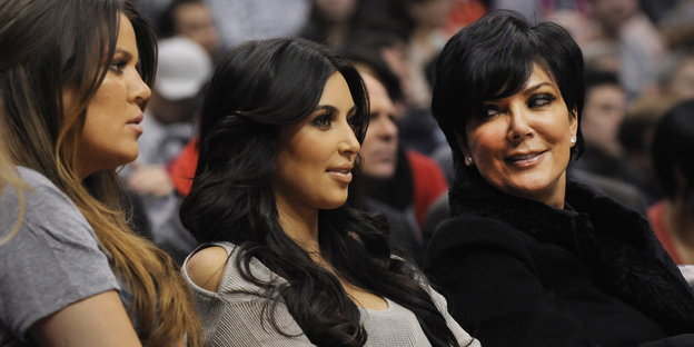 Khloe und Kim Kardashian sitzen neben ihrer Mutter Kris Jenner